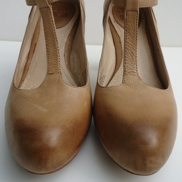 SIZE 7.5. FRYE MIRANDA T-strap all leather pump shoes. - Picture 5 of 8
